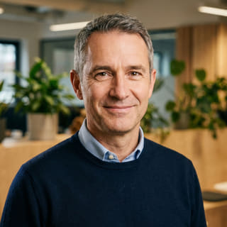 James Mitchell, identifié comme directeur général chez Rendévoline, en image de profil