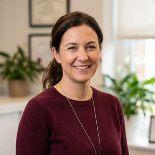 Laura Bennett, responsable des standards de la plateforme chez Rendévoline, photographiée pour une photo de profil